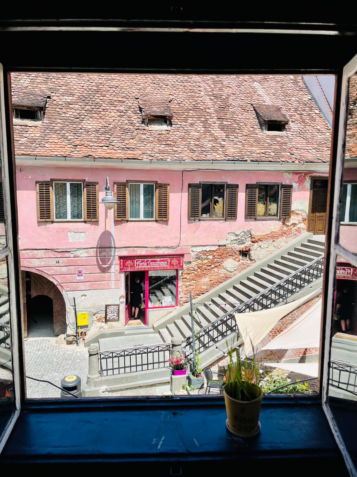 Ultracentral Medieval Apartment Sibiu Exterior foto
